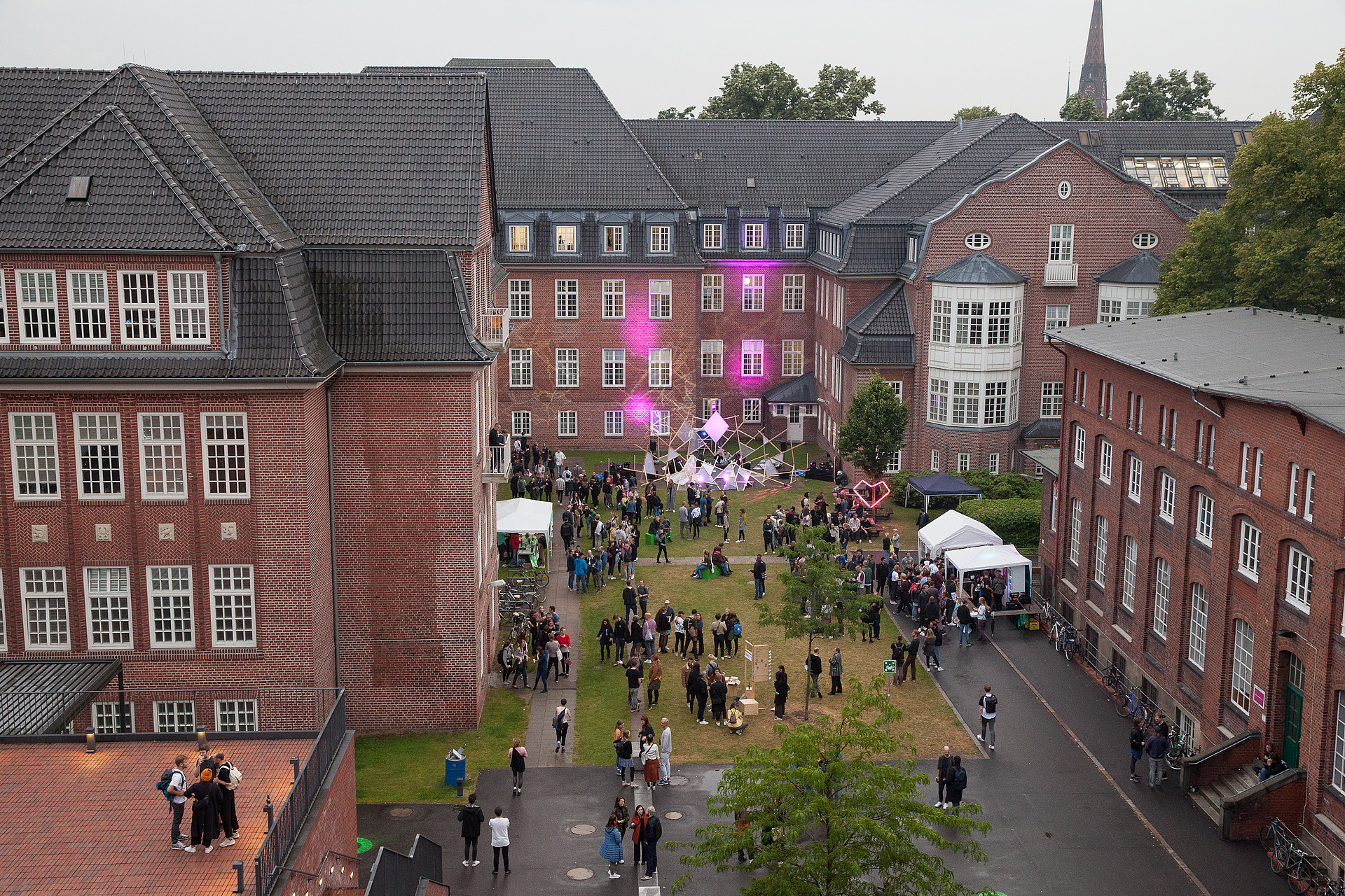 
                                                viele Menschen im Innenhof Campus Finkenau beim Rundgang Finkenau 2019
                                            